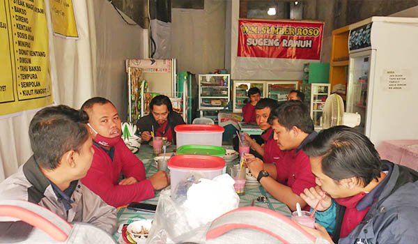 Rela Tutup Bisnis Diler Mobil, Atty Rintis Warung Makan Sumber Roso ...
