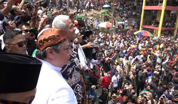 Momen Ganjar dan Airlangga Ikut Sebar 4 Ton Apem dalam Tradisi Yaa ...