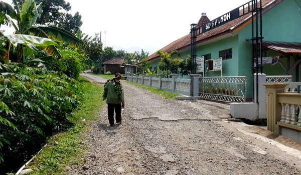 Jalan Desa Puyoh-Soco Rusak Parah, 8 Tahun Tak Pernah Ada Perbaikan